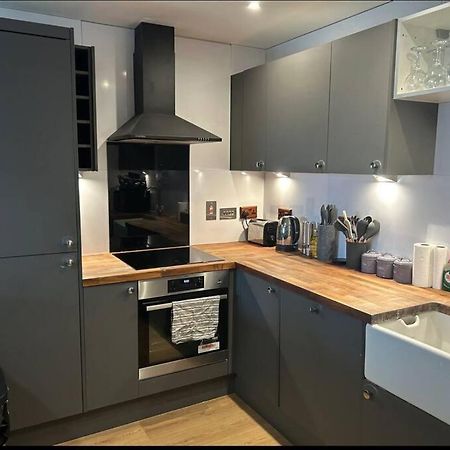 2 Bed Apartment Close To Station With Parking Лондон Экстерьер фото